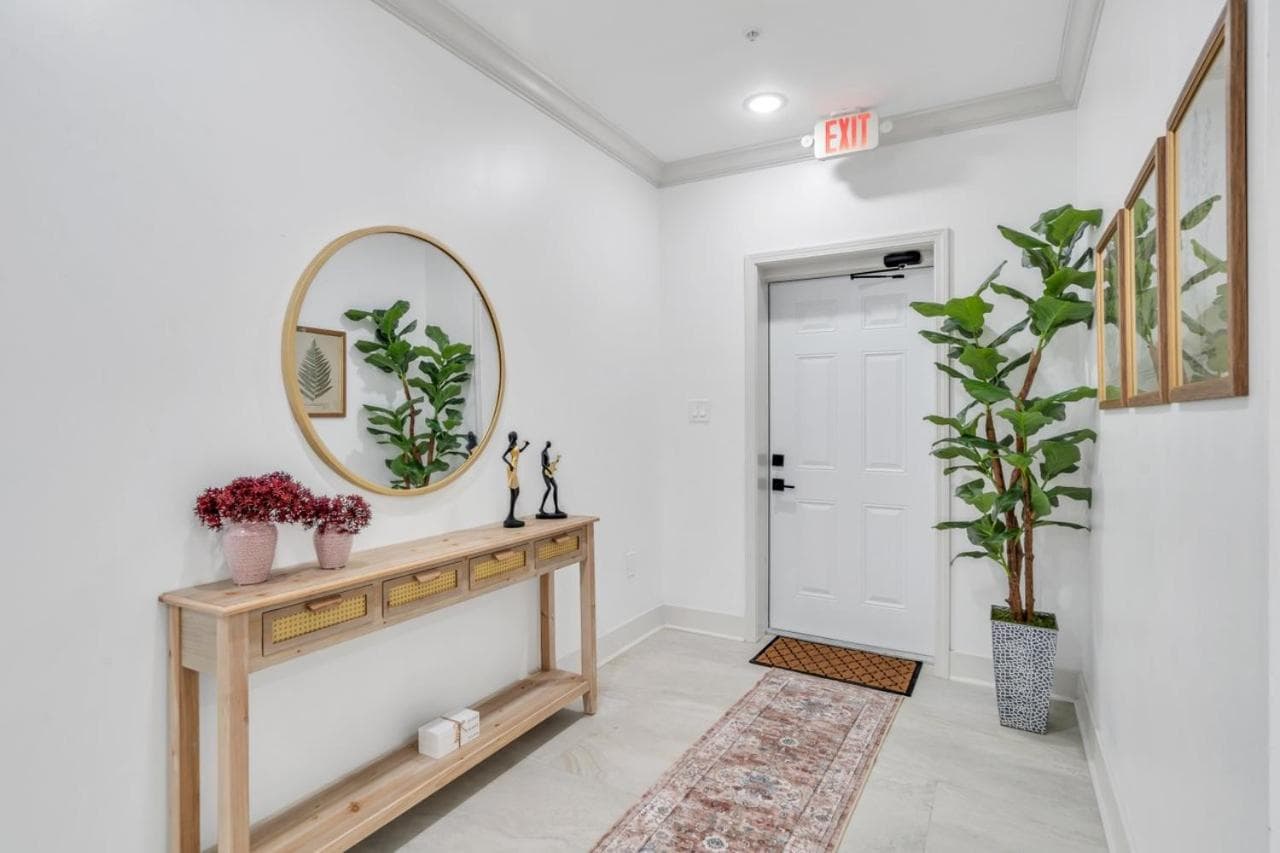 Sleeps 20-spacious Suites Near French Quarter featured exterior or lobby in New Orleans, LA — similar hotel