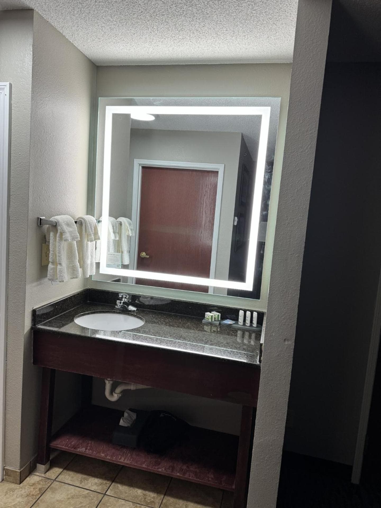 La Quinta Inn & Suites by Wyndham Louisville East gallery photo in Louisville, KY — image 4