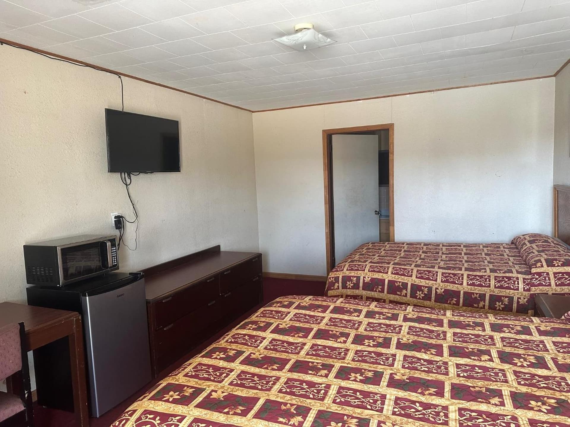 super inn interior in Newport, AR — gallery photo 2