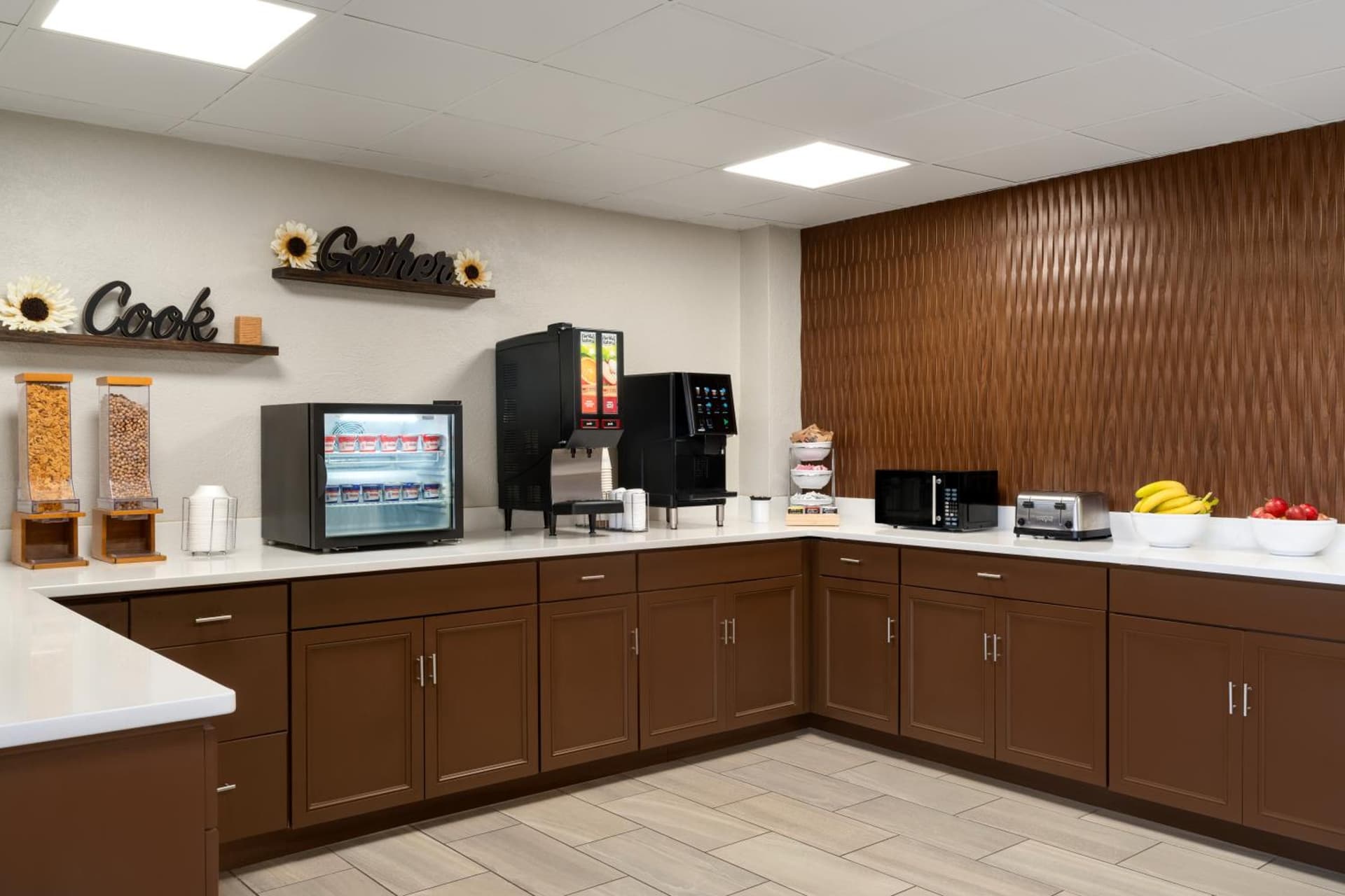 Wingate by Wyndham Williamsburg interior in Williamsburg, VA — gallery photo 2