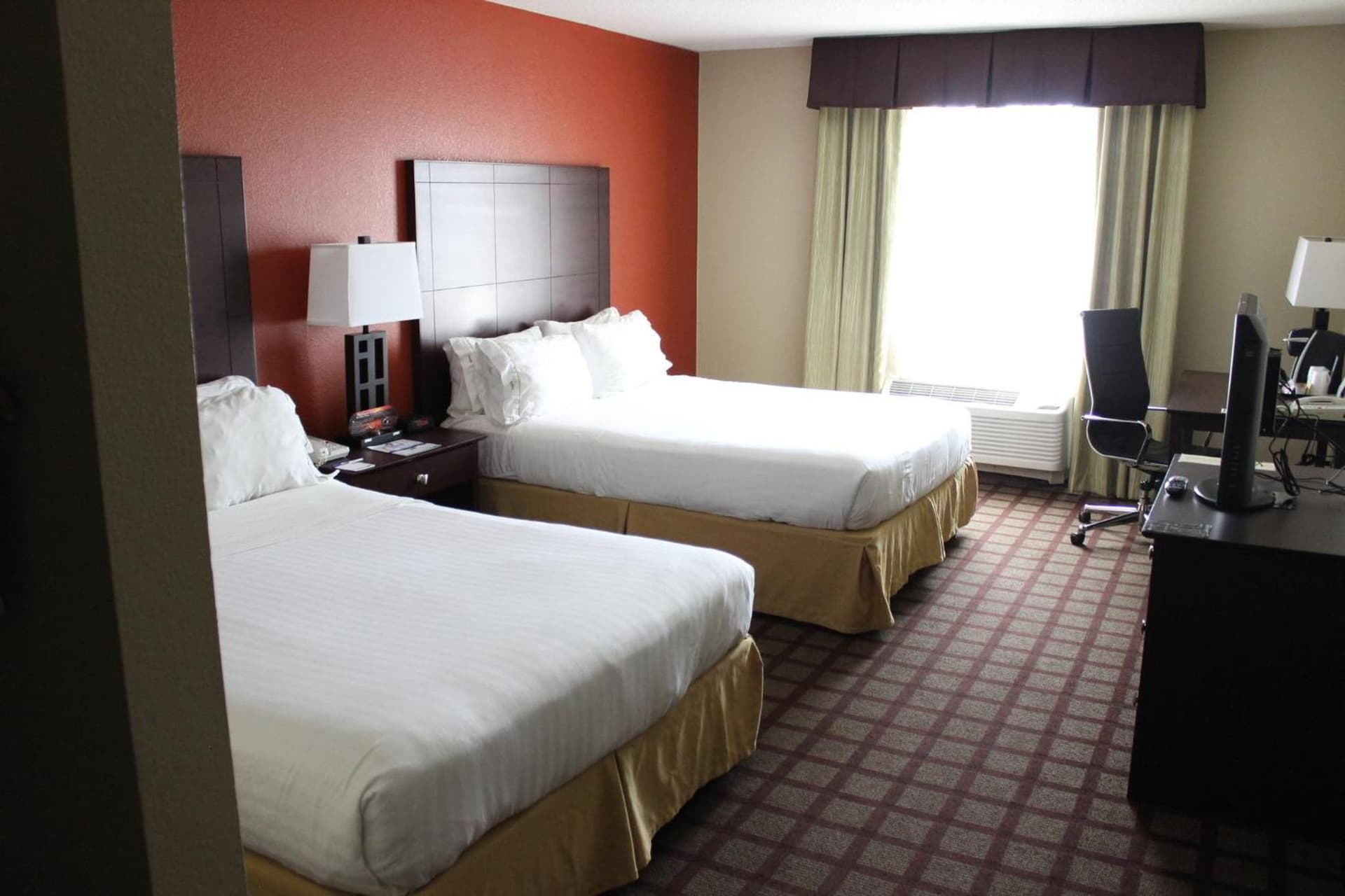 Holiday Inn Express Hotel & Suites Chicago-Algonquin by IHG gallery photo in Algonquin, IL — image 54