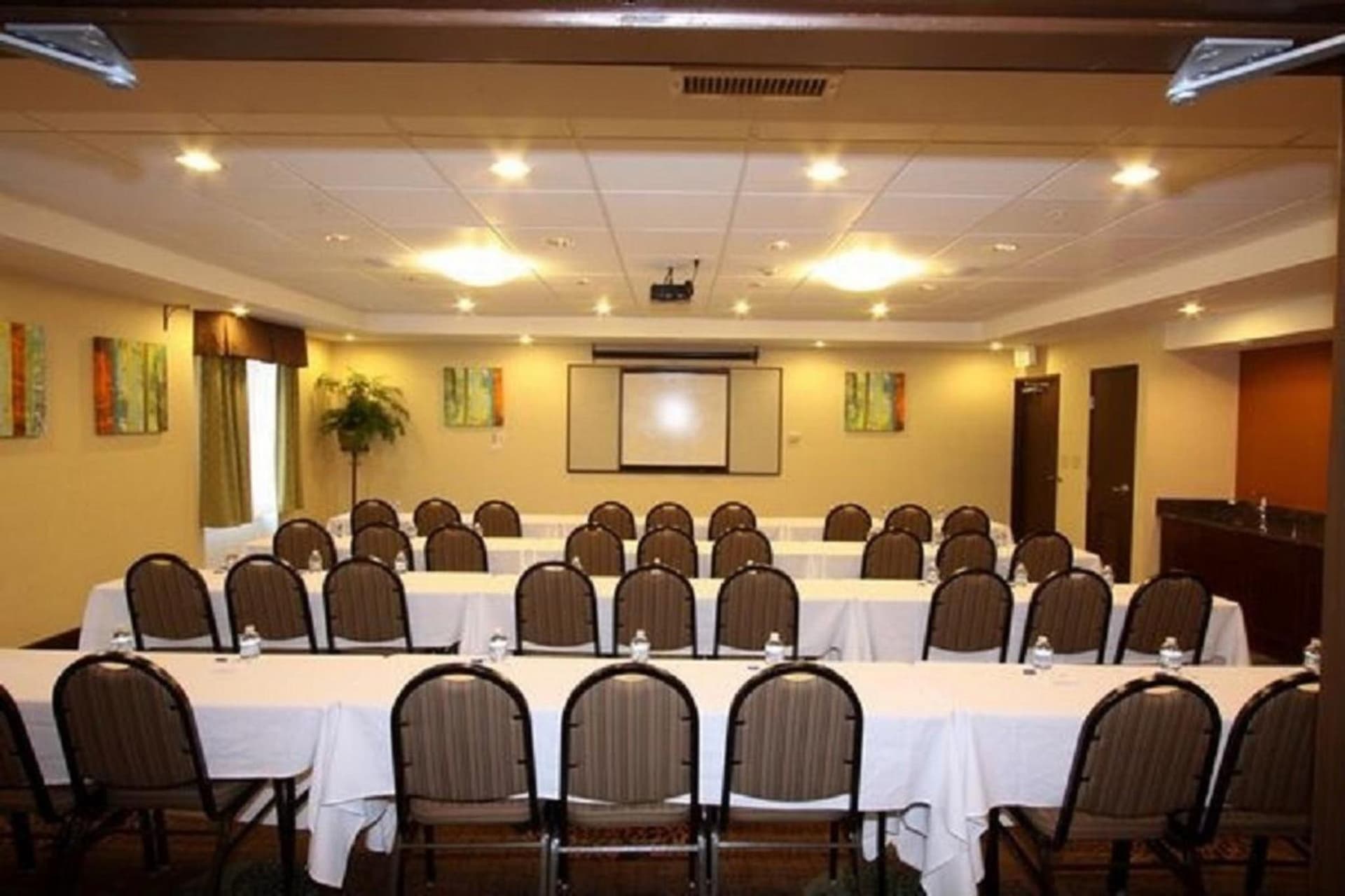 Holiday Inn Express Hotel & Suites Chicago-Algonquin by IHG gallery photo in Algonquin, IL — image 38