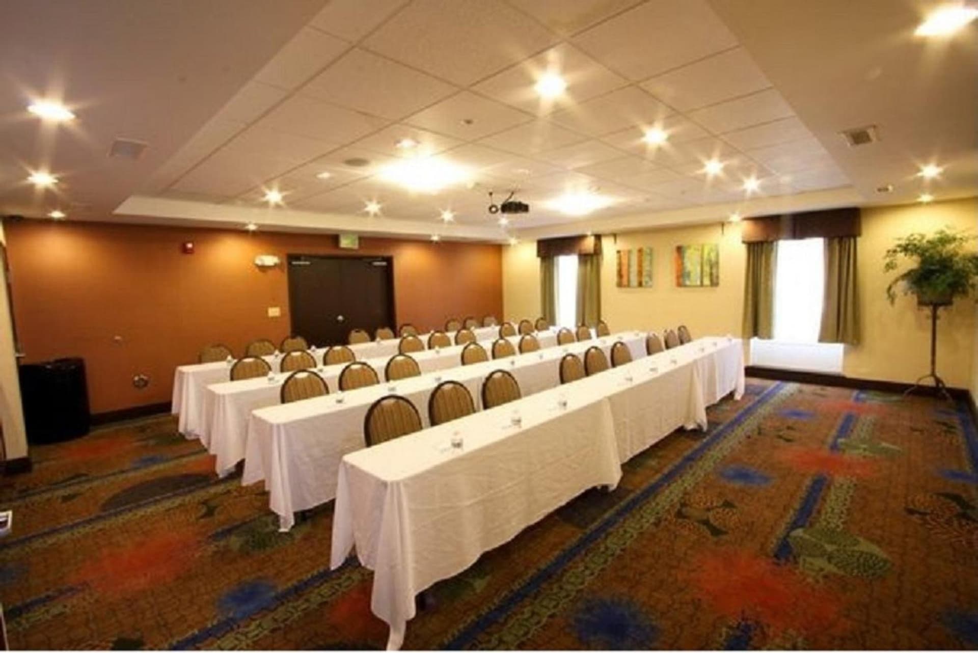 Holiday Inn Express Hotel & Suites Chicago-Algonquin by IHG gallery photo in Algonquin, IL — image 50