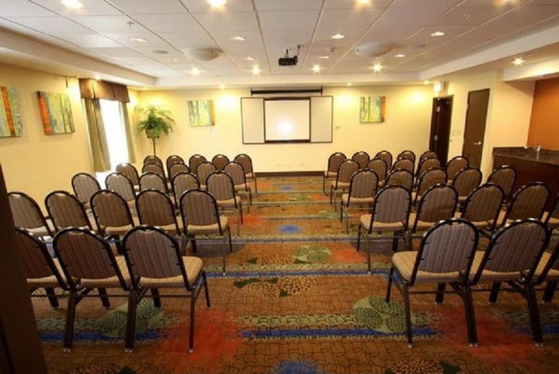 Holiday Inn Express Hotel & Suites Chicago-Algonquin by IHG gallery photo in Algonquin, IL — image 58