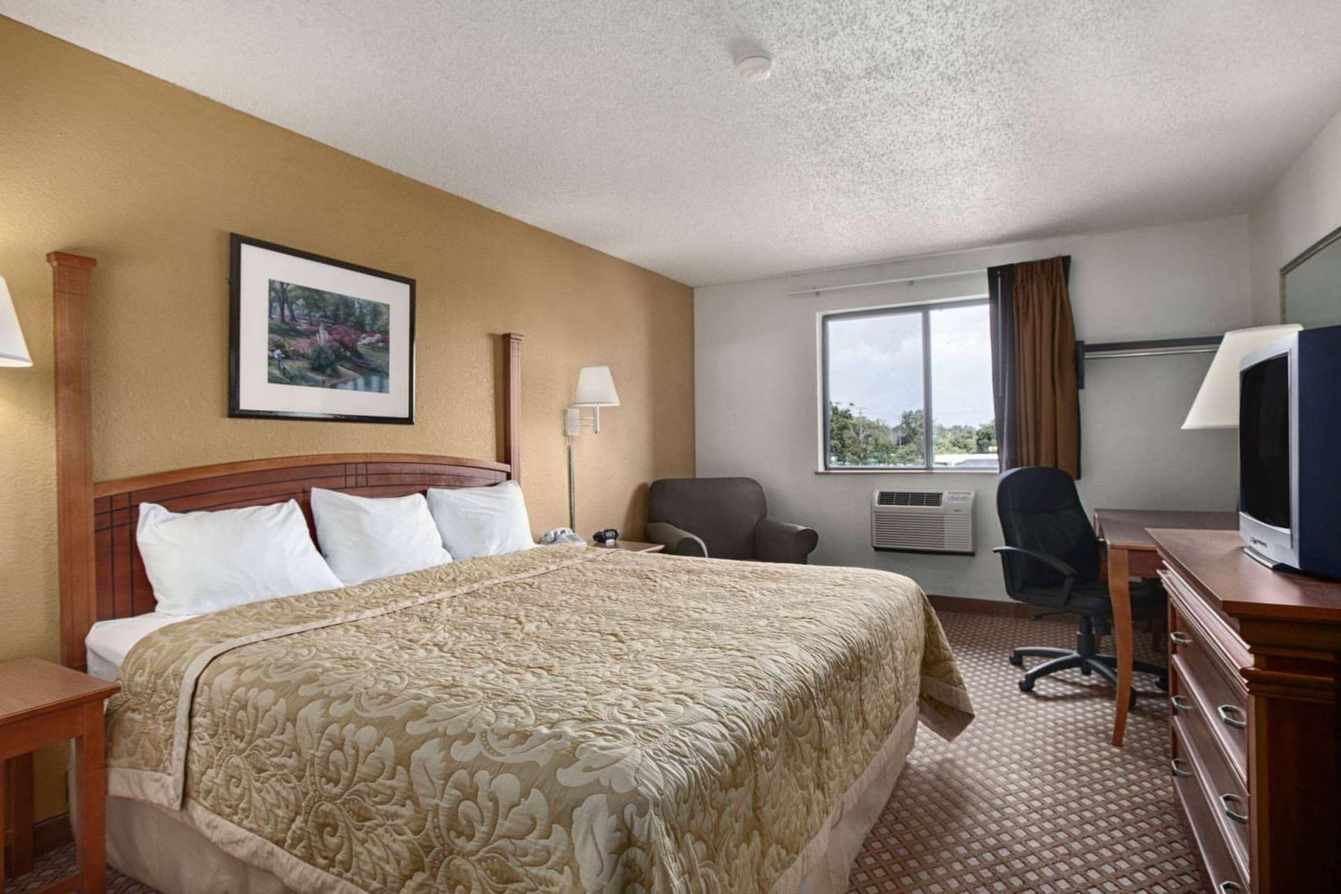 Super 8 by Wyndham Canton/Livonia Area interior in Canton — gallery photo 2