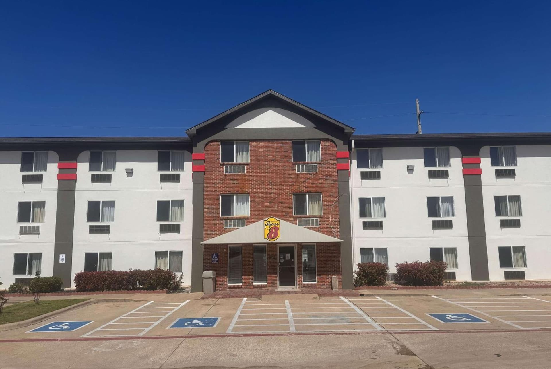 Super 8 by Wyndham College Station gallery photo in College Station, TX — image 9