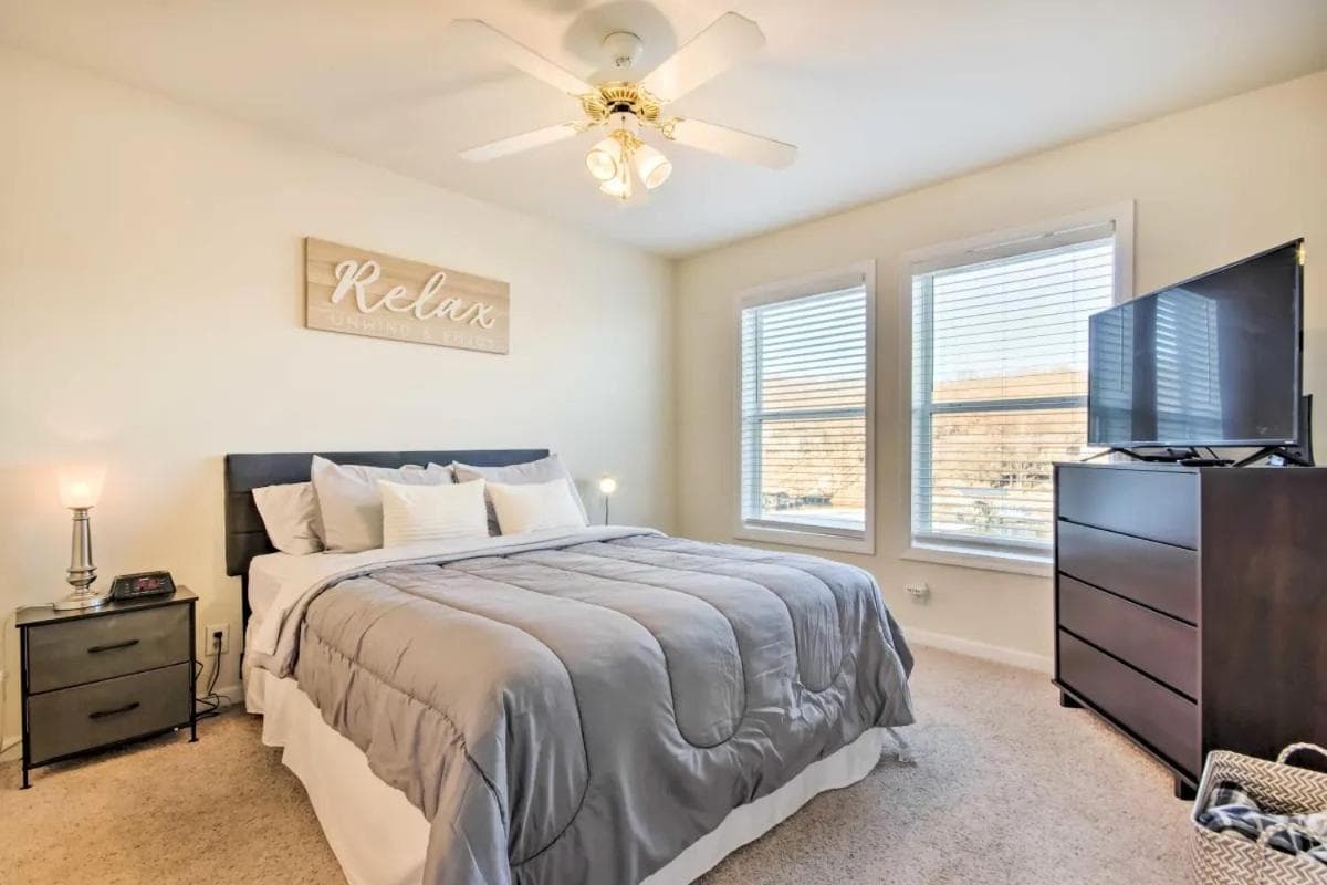 Waterfront Condo with Boat Slip! property views in Lake Ozark, MO — gallery photo 3