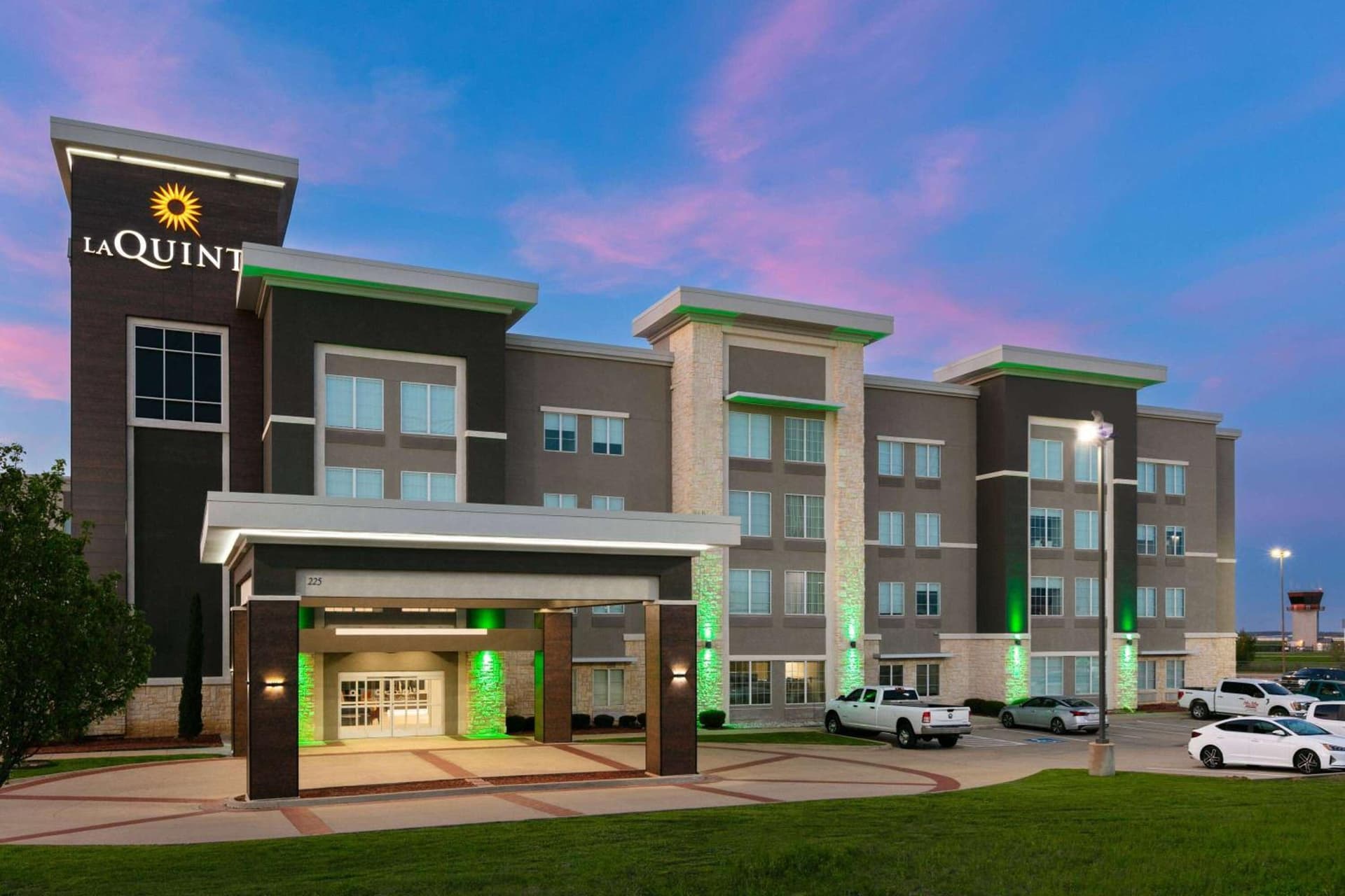 La Quinta Inn & Suites by Wyndham Ft Worth-Burleson interior in Burleson, TX — gallery photo 2