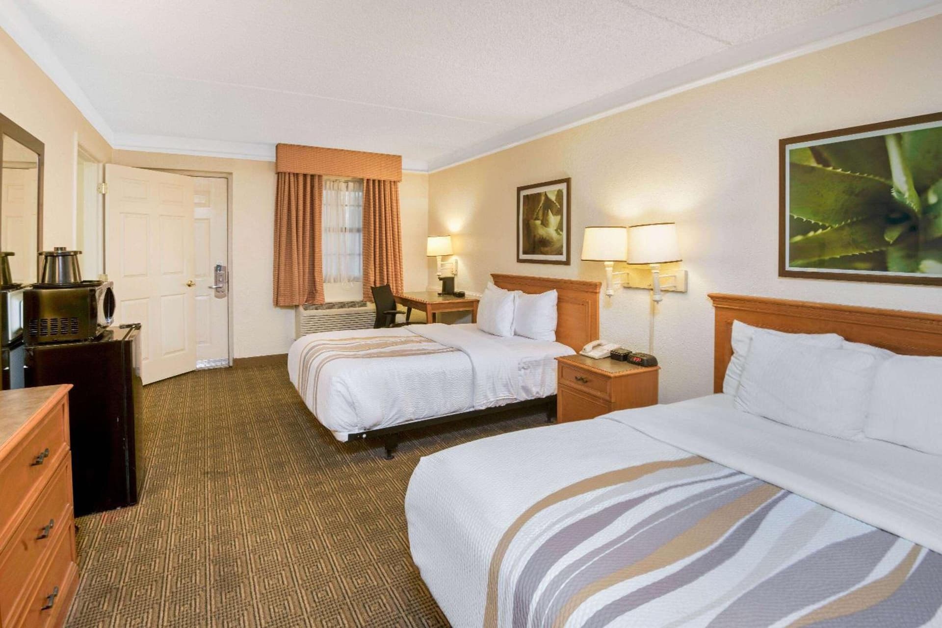 La Quinta Inn by Wyndham San Antonio Market Square interior in San Antonio, TX — gallery photo 2