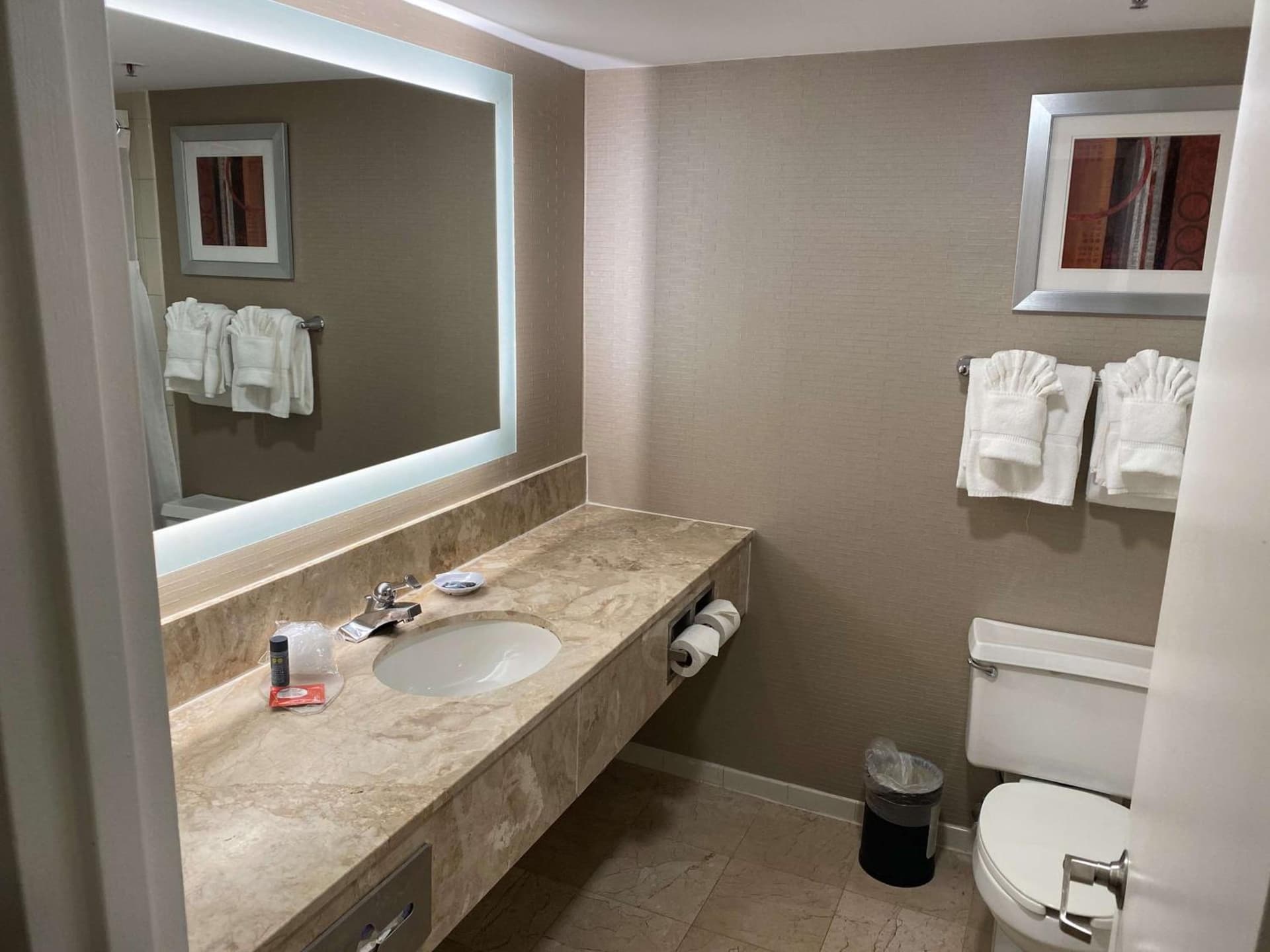 DoubleTree by Hilton New York-LaGuardia gallery photo in Queens, NY — image 23