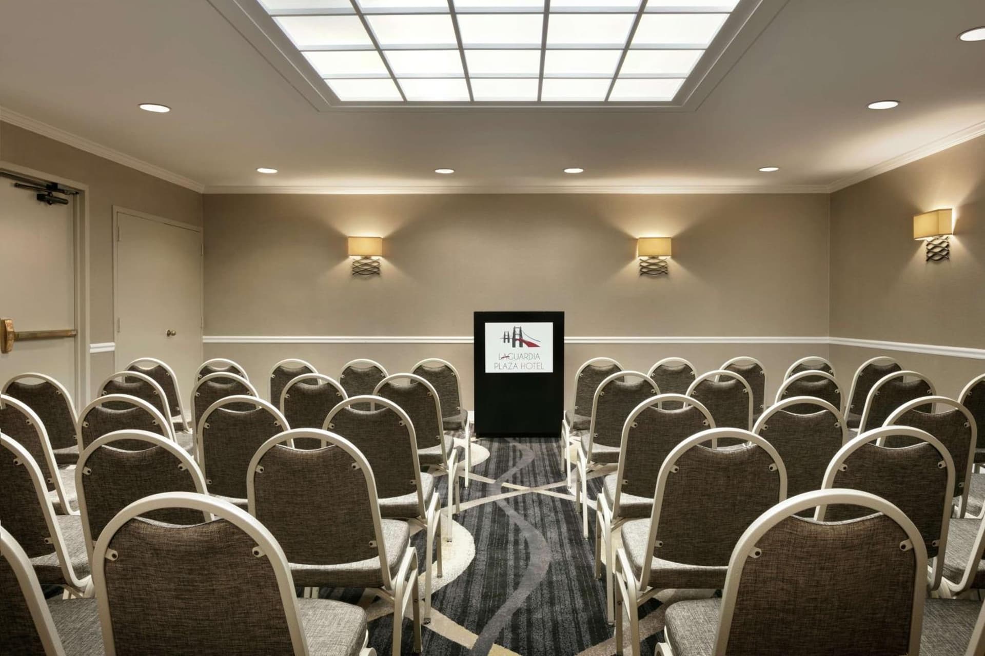 DoubleTree by Hilton New York-LaGuardia interior in Queens, NY — gallery photo 2