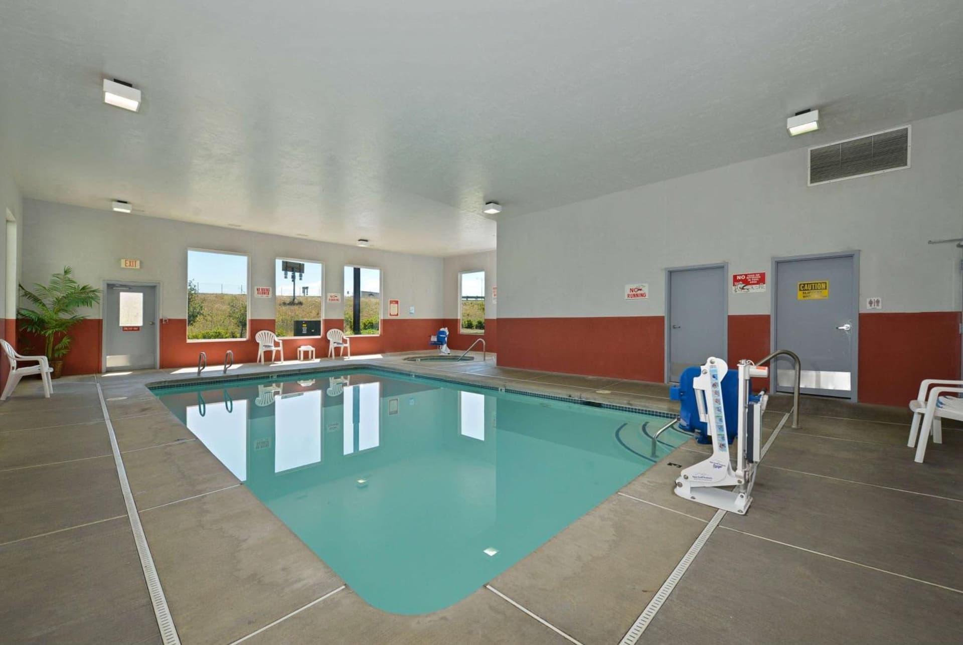Super 8 by Wyndham Roseburg interior in Roseburg, OR — gallery photo 2