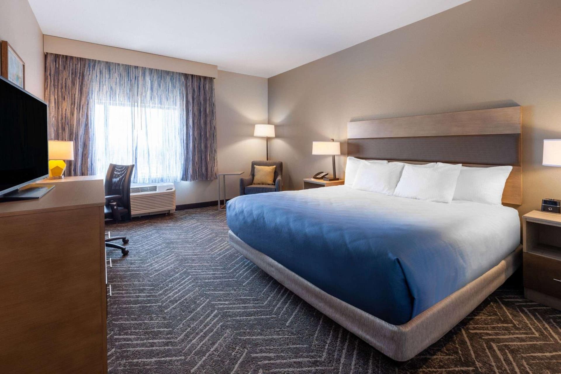 La Quinta Inn & Suites by Wyndham Middletown-Goshen gallery photo in Middletown, NY — image 6