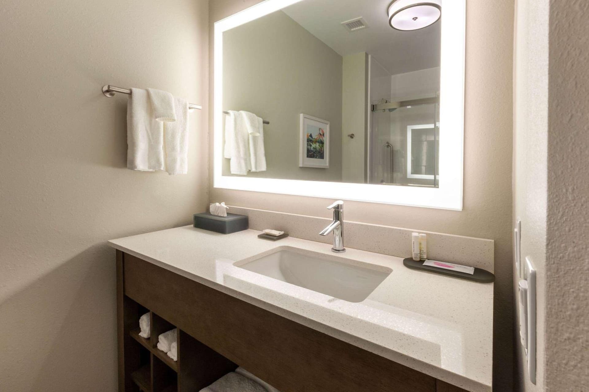 La Quinta Inn & Suites by Wyndham Middletown-Goshen gallery photo in Middletown, NY — image 9