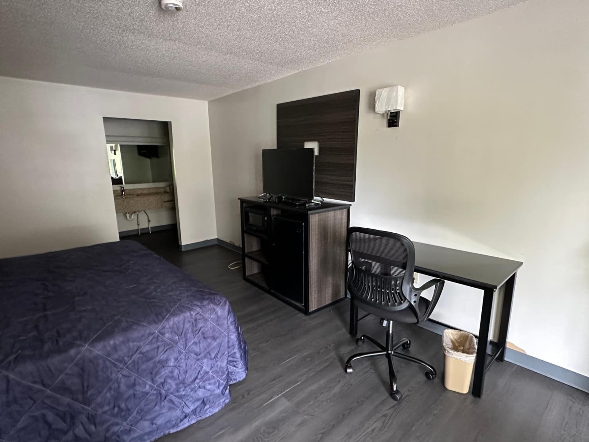 ECONOMY INN interior in Jonesboro, GA — gallery photo 2