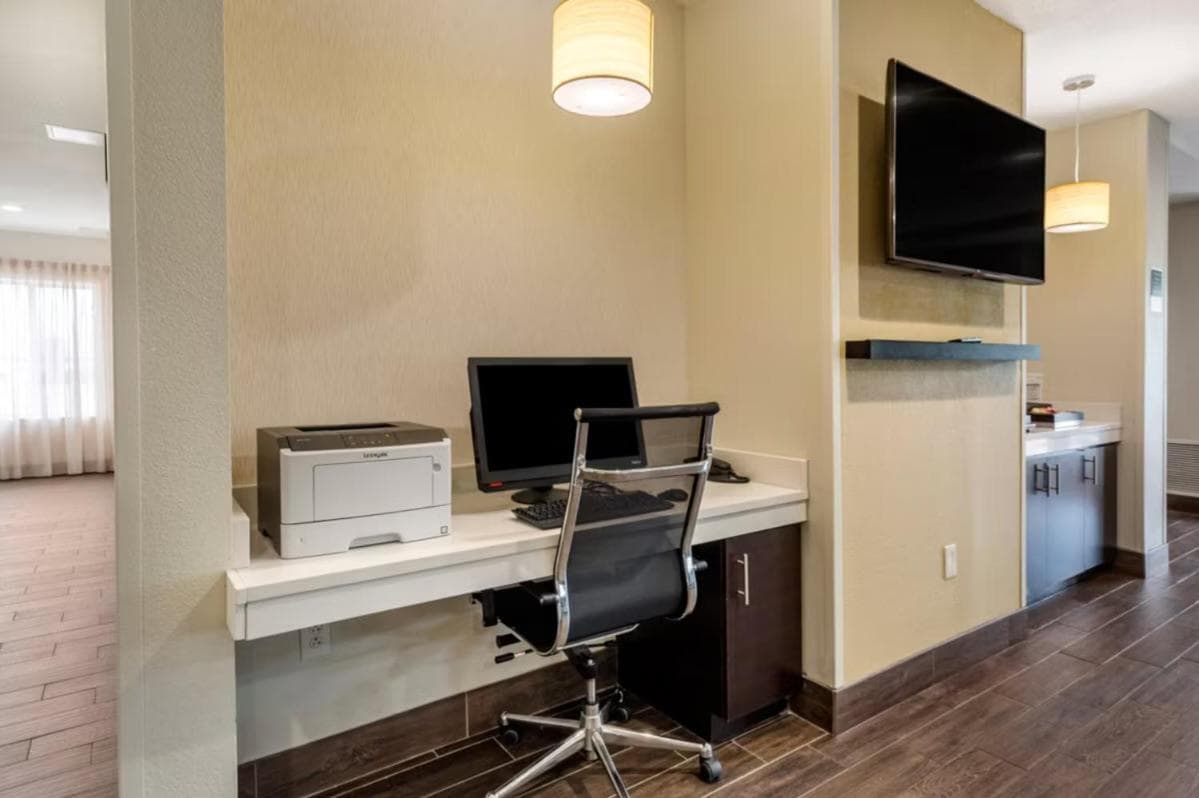 Garner Hotel Clarksville Northeast by IHG interior in Clarksville, TN — gallery photo 2
