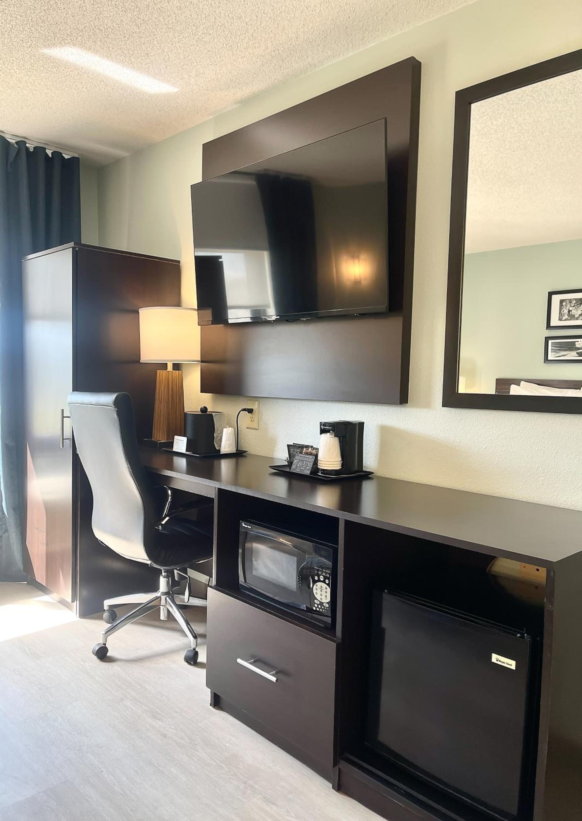 Wingate by Wyndham Salisbury MD Airport North interior in Salisbury, MD — gallery photo 2