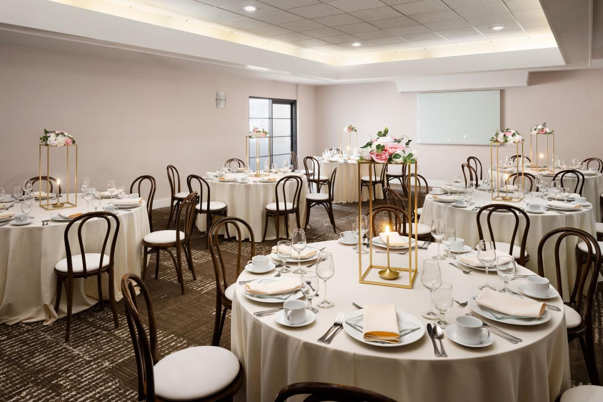 Courtyard by Marriott Los Angeles Pasadena Old Town gallery photo in Pasadena, CA — image 43