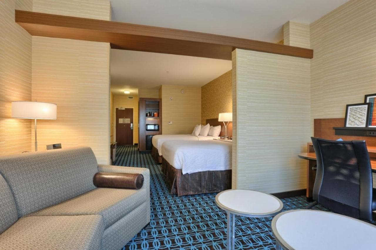 Fairfield by Marriott Inn & Suites Philadelphia Horsham interior in Willow Grove, PA — gallery photo 2