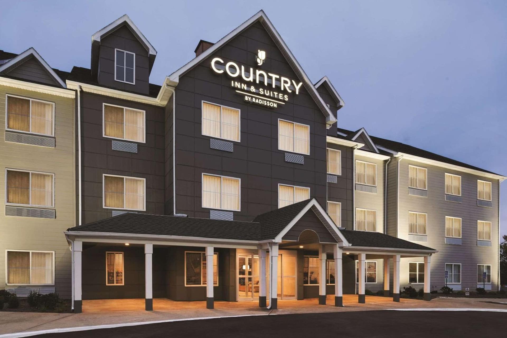 Country Inn & Suites by Radisson, Indianapolis South, IN featured exterior or lobby in Indianapolis, IN — similar hotel
