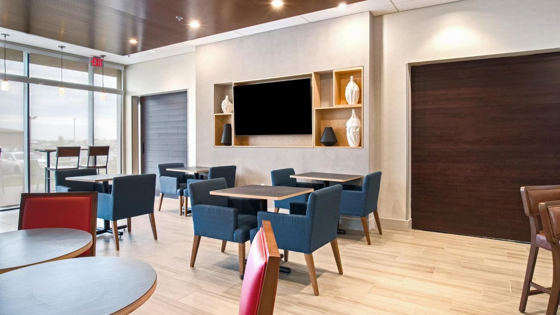 Holiday Inn Express & Suites Racine by IHG interior in Racine, WI — gallery photo 2