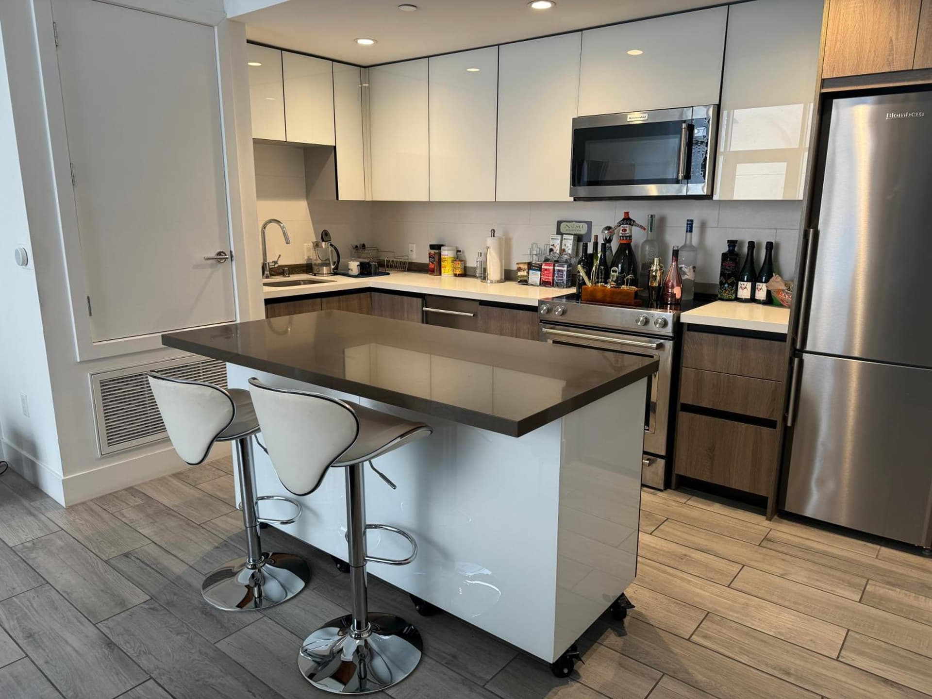 Luxury designed loft hotel 1 bedroom in Hollywood interior in Los Angeles, CA — gallery photo 2