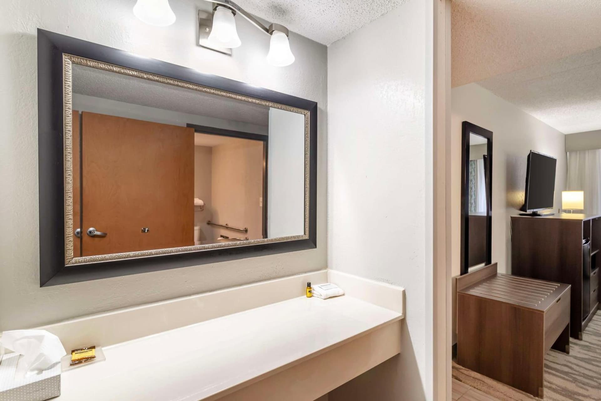Best Western Plus Knoxville Cedar Bluff interior in Knoxville, TN — gallery photo 2