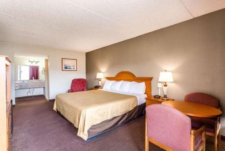 FairBridge Inn Express Mount Vernon Renfro Valley interior in Mount Vernon, KY — gallery photo 2