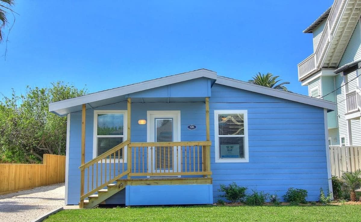 The Blue Pearl featured exterior or lobby in Port Aransas, TX — similar hotel