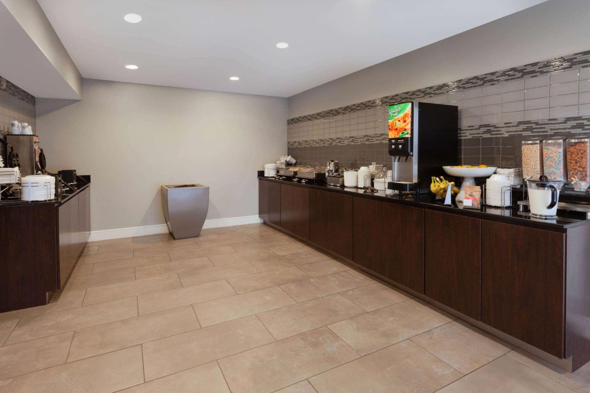 La Quinta by Wyndham Detroit Utica gallery photo in Utica, MI — image 24