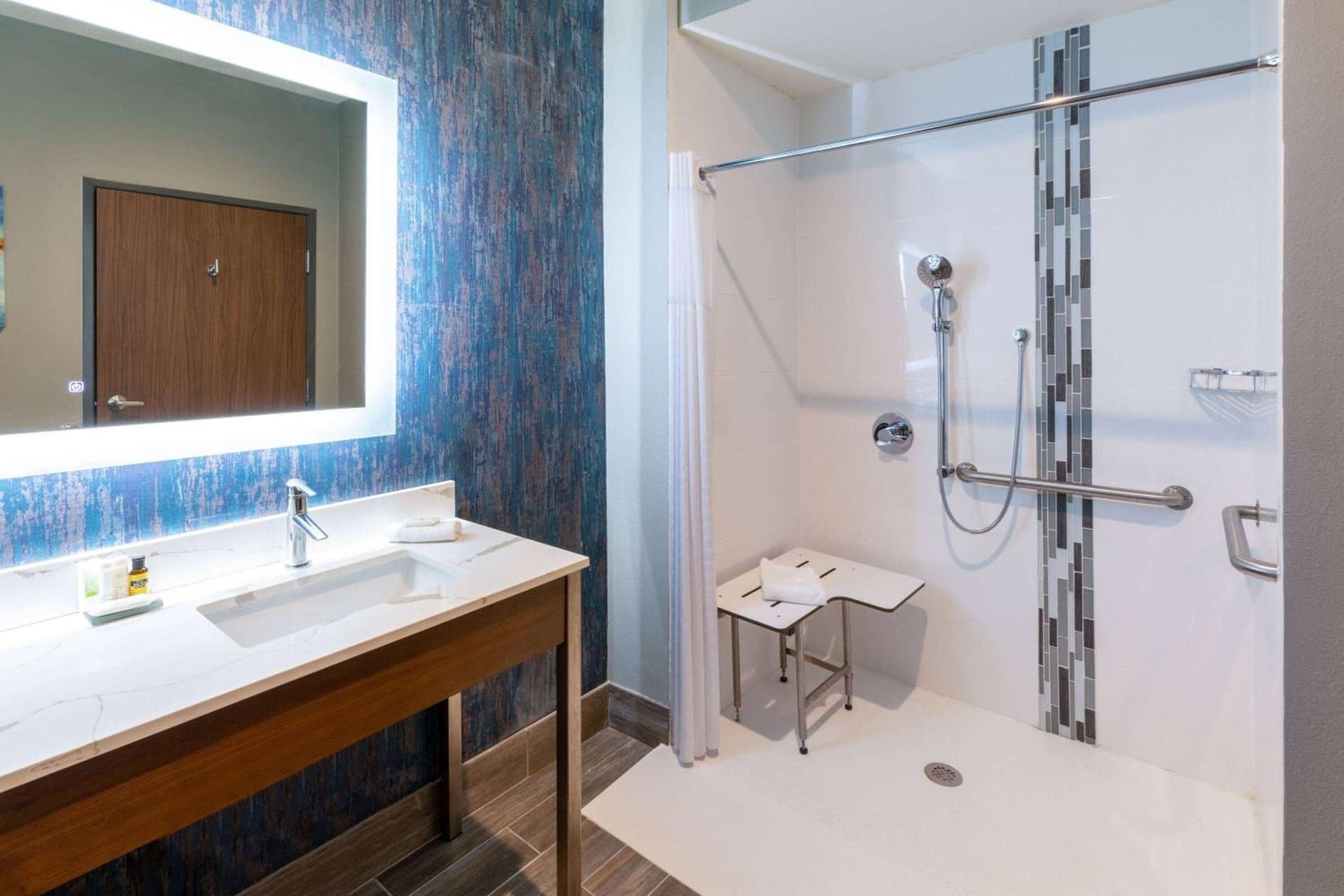 La Quinta Inn & Suites by Wyndham Dallas - Frisco Stadium gallery photo in Frisco, TX — image 6