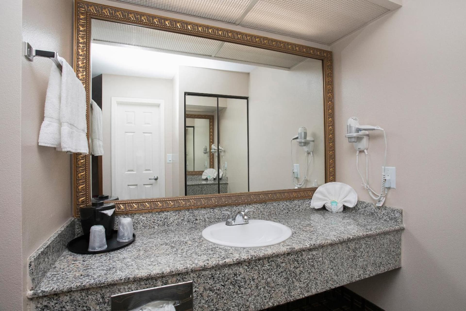 Stanford Inn & Suites Anaheim gallery photo in Anaheim, CA — image 31