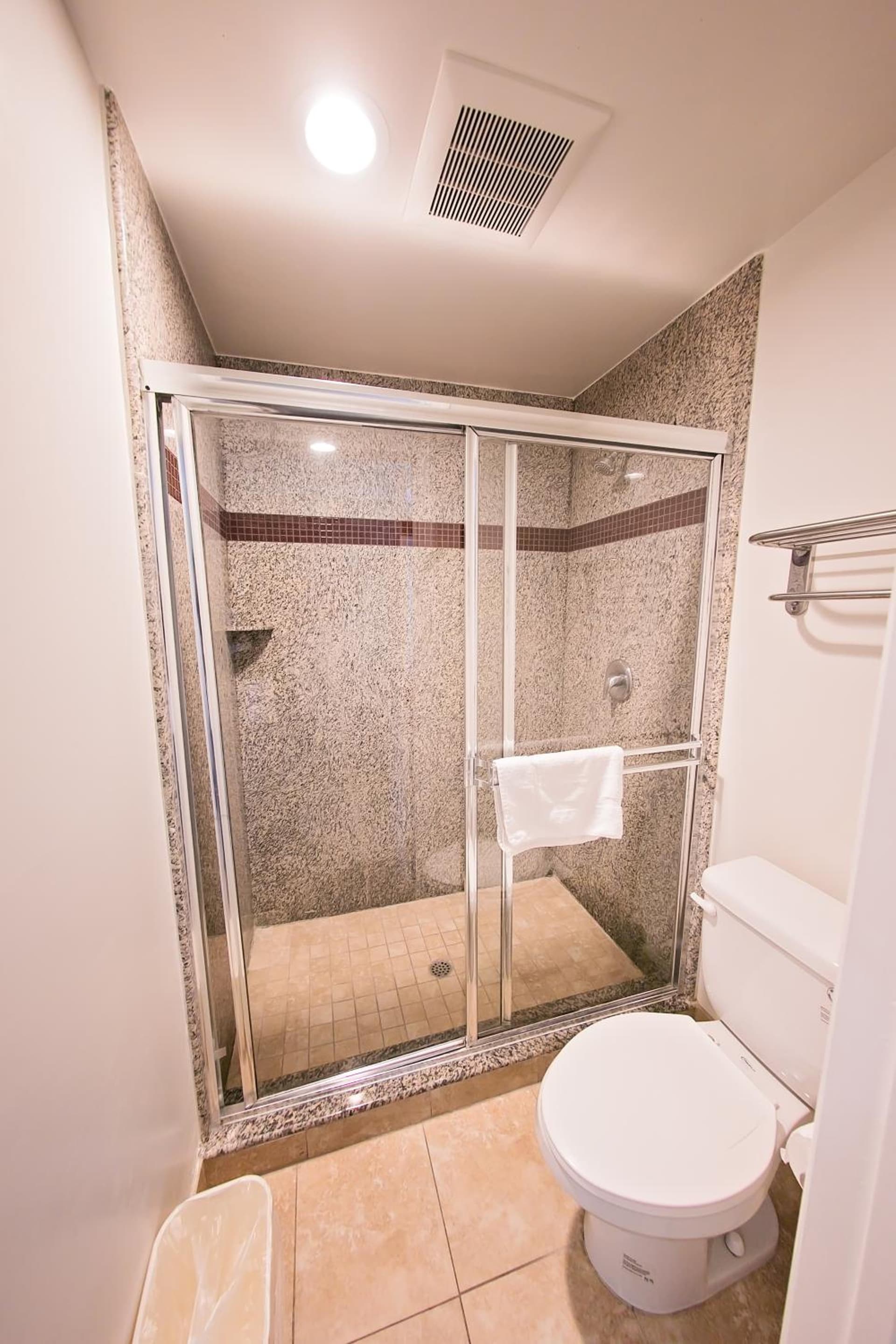 Rodeway Inn & Suites Bellflower interior in Bellflower, CA — gallery photo 2