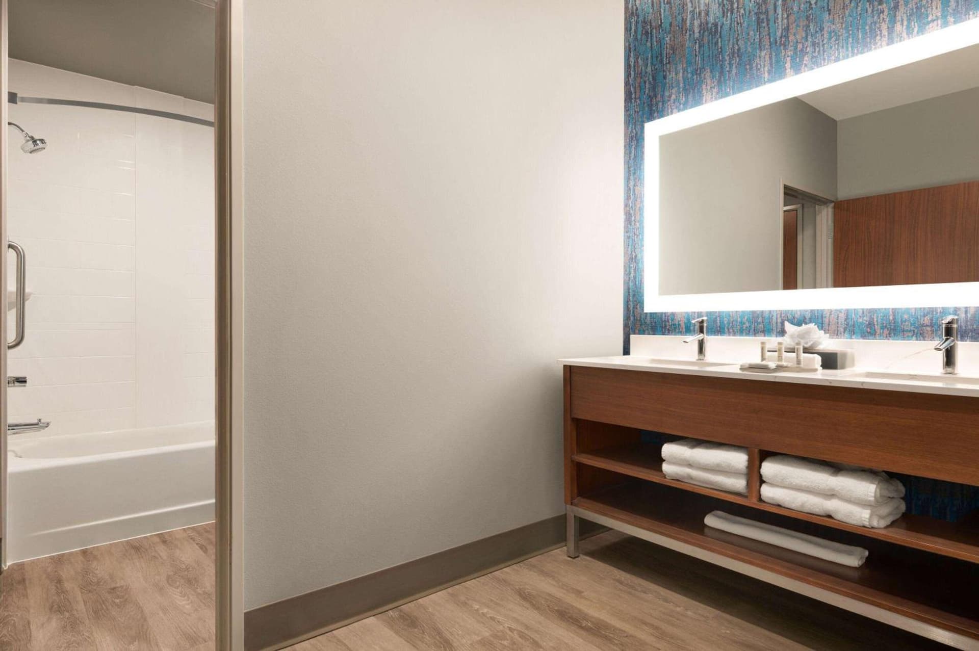 La Quinta Inn & Suites by Wyndham Marysville interior in Marysville, WA — gallery photo 2