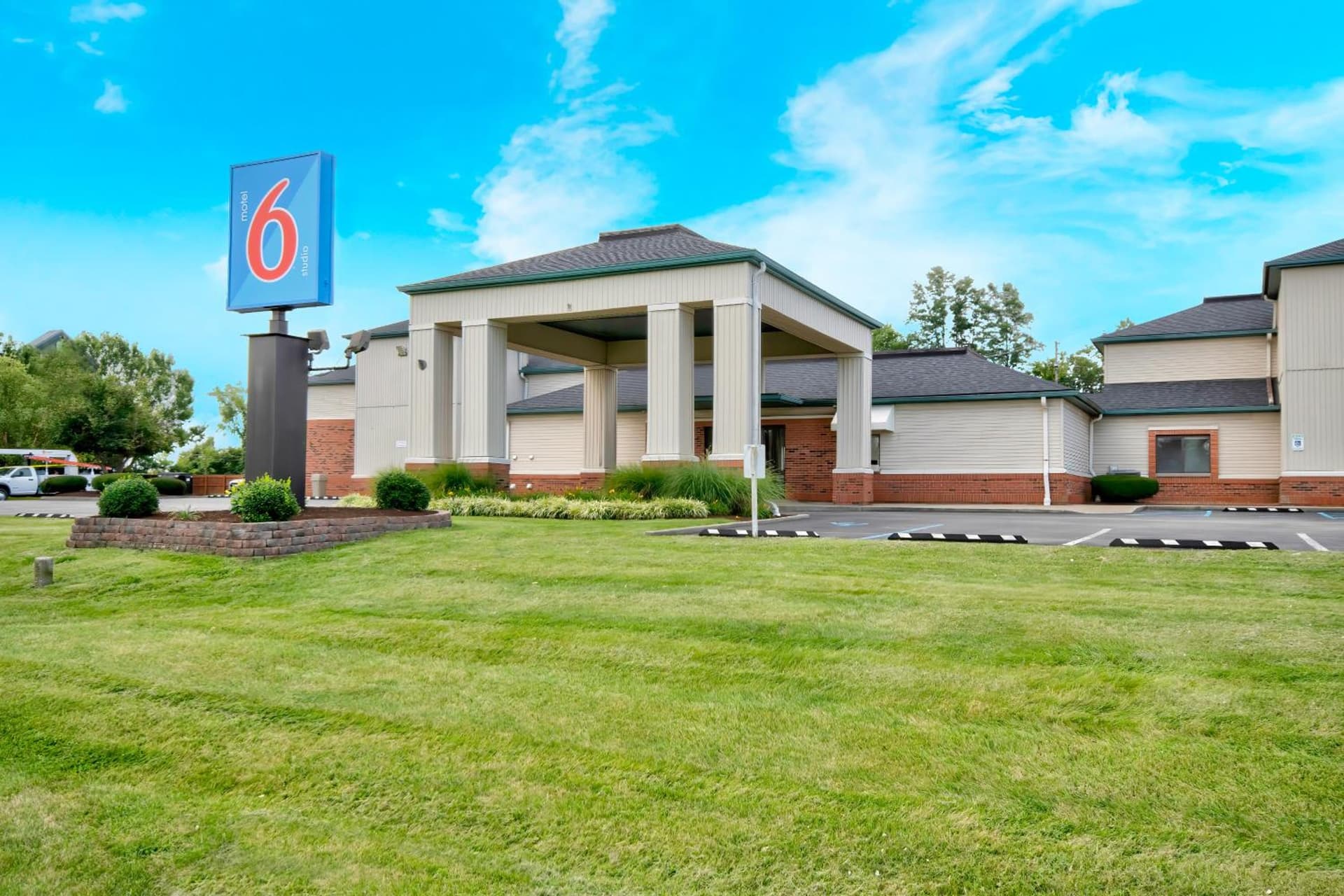 Motel 6 - Georgetown, KY - Lexington North featured exterior or lobby in Georgetown, KY — similar hotel