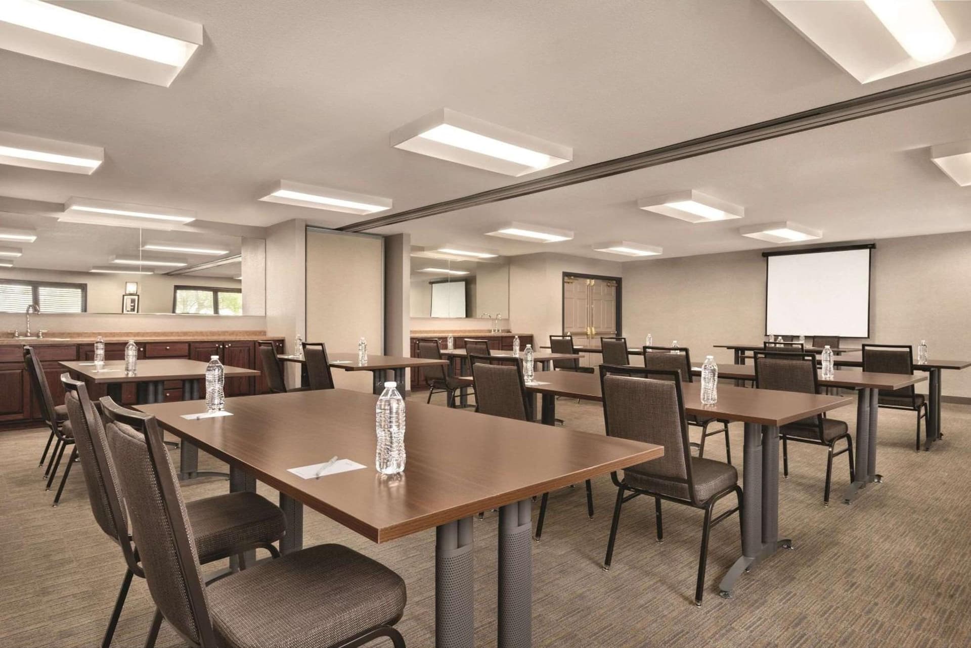 Country Inn & Suites by Radisson, Pella, IA interior in Pella, IA — gallery photo 2