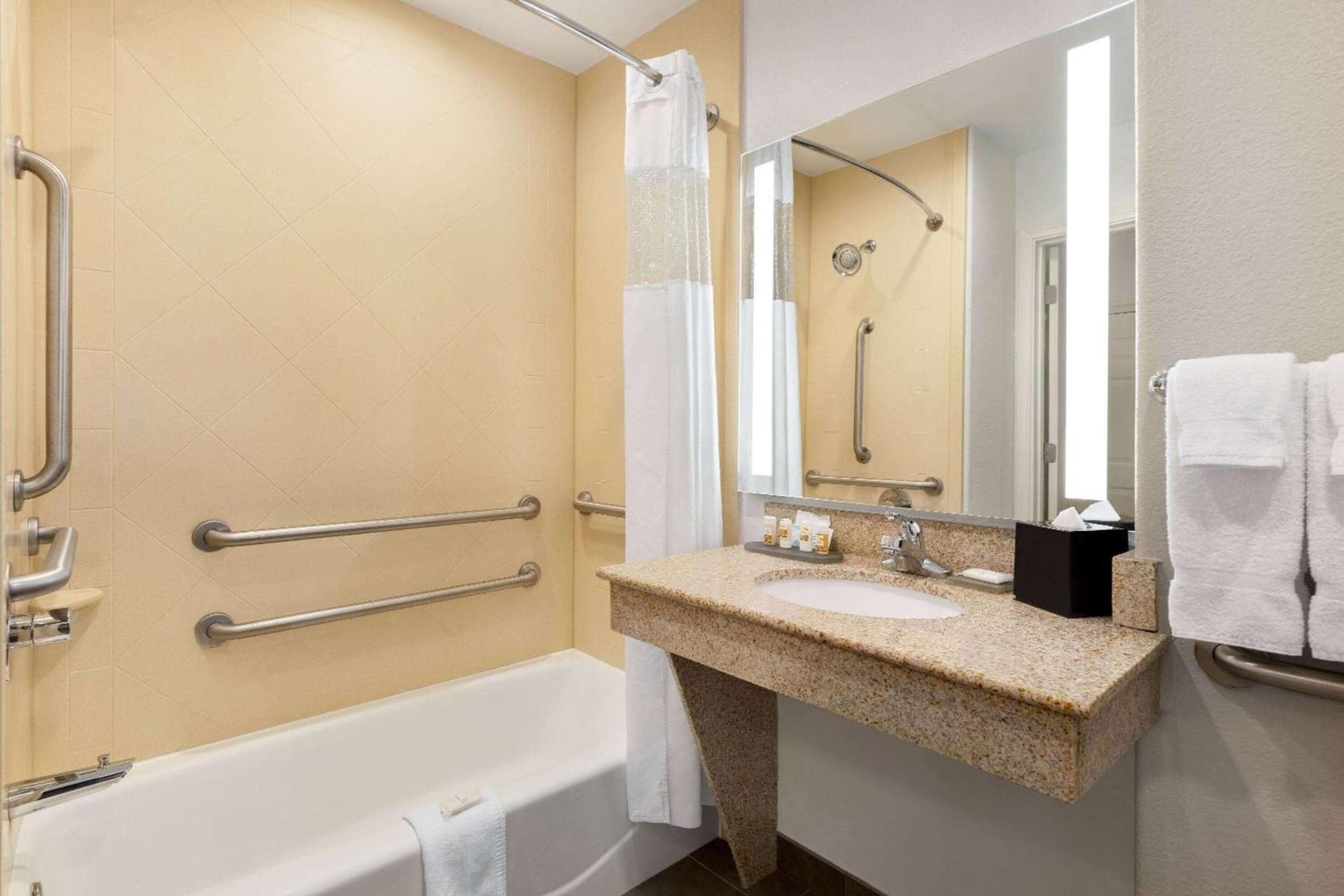 La Quinta by Wyndham Port Arthur gallery photo in Port Arthur, TX — image 12