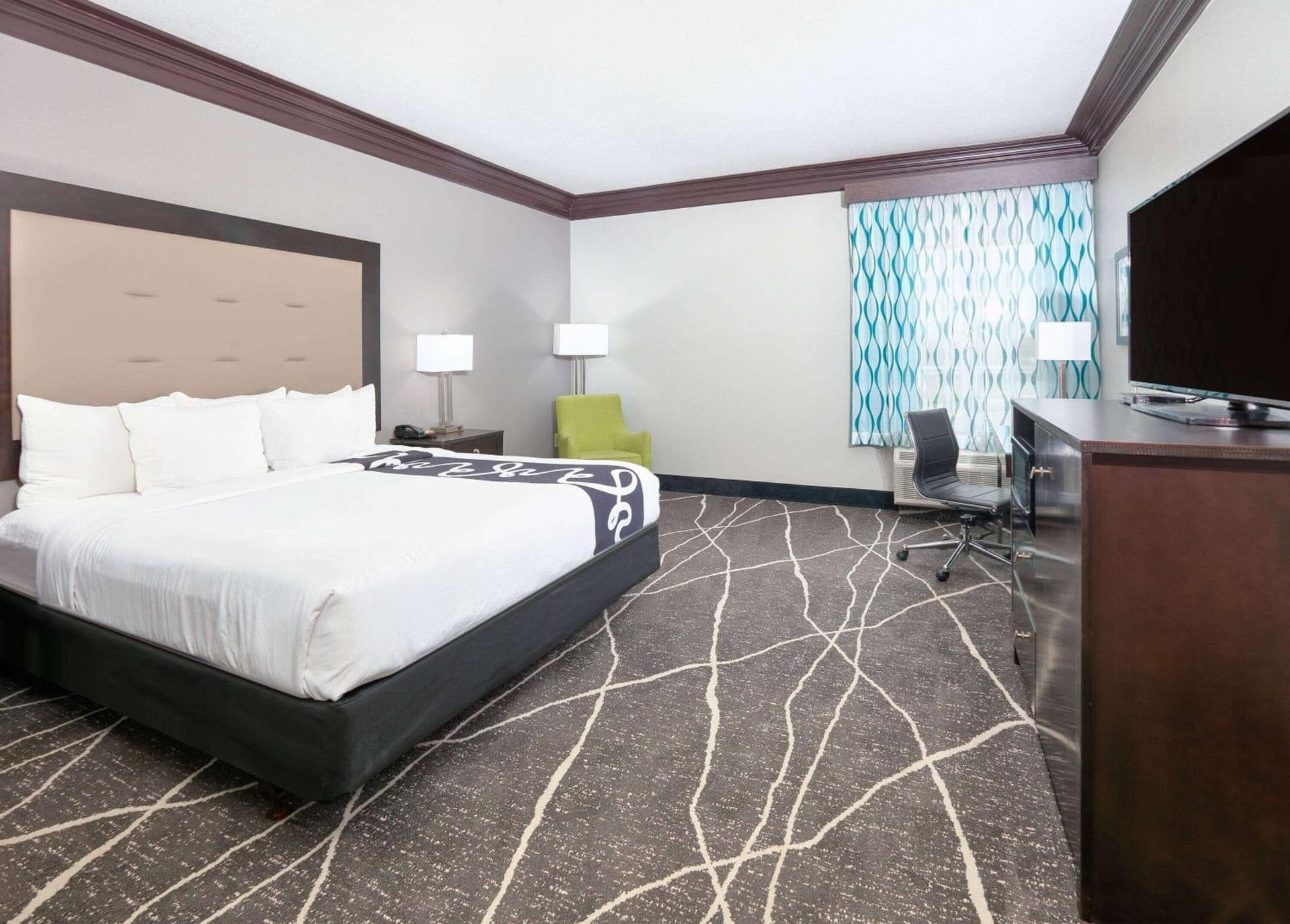 La Quinta Inn & Suites by Wyndham Little Rock - Bryant interior in Bryant, AR — gallery photo 2