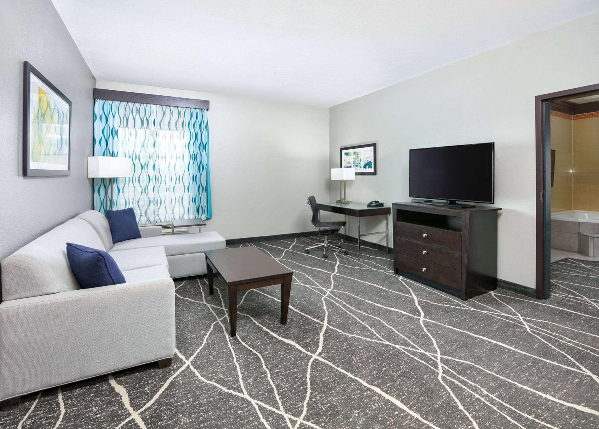 La Quinta Inn & Suites by Wyndham Little Rock - Bryant property views in Bryant, AR — gallery photo 3