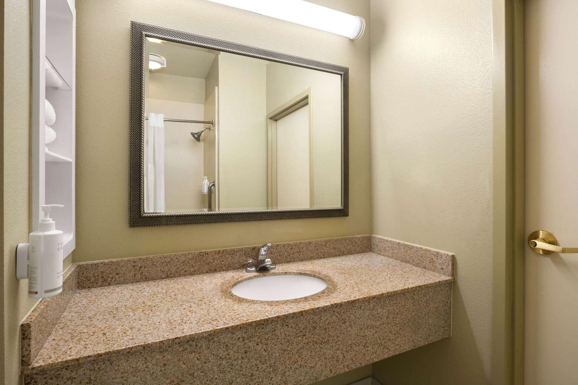 Hotel Marguerite South Anaheim - Garden Grove, Trademark Collection by Wyndham gallery photo in Anaheim, CA — image 6