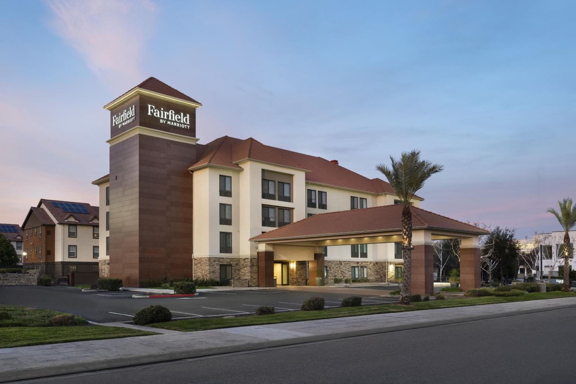 Fairfield by Marriott Inn & Suites Fresno Riverpark interior in Fresno, CA — gallery photo 2