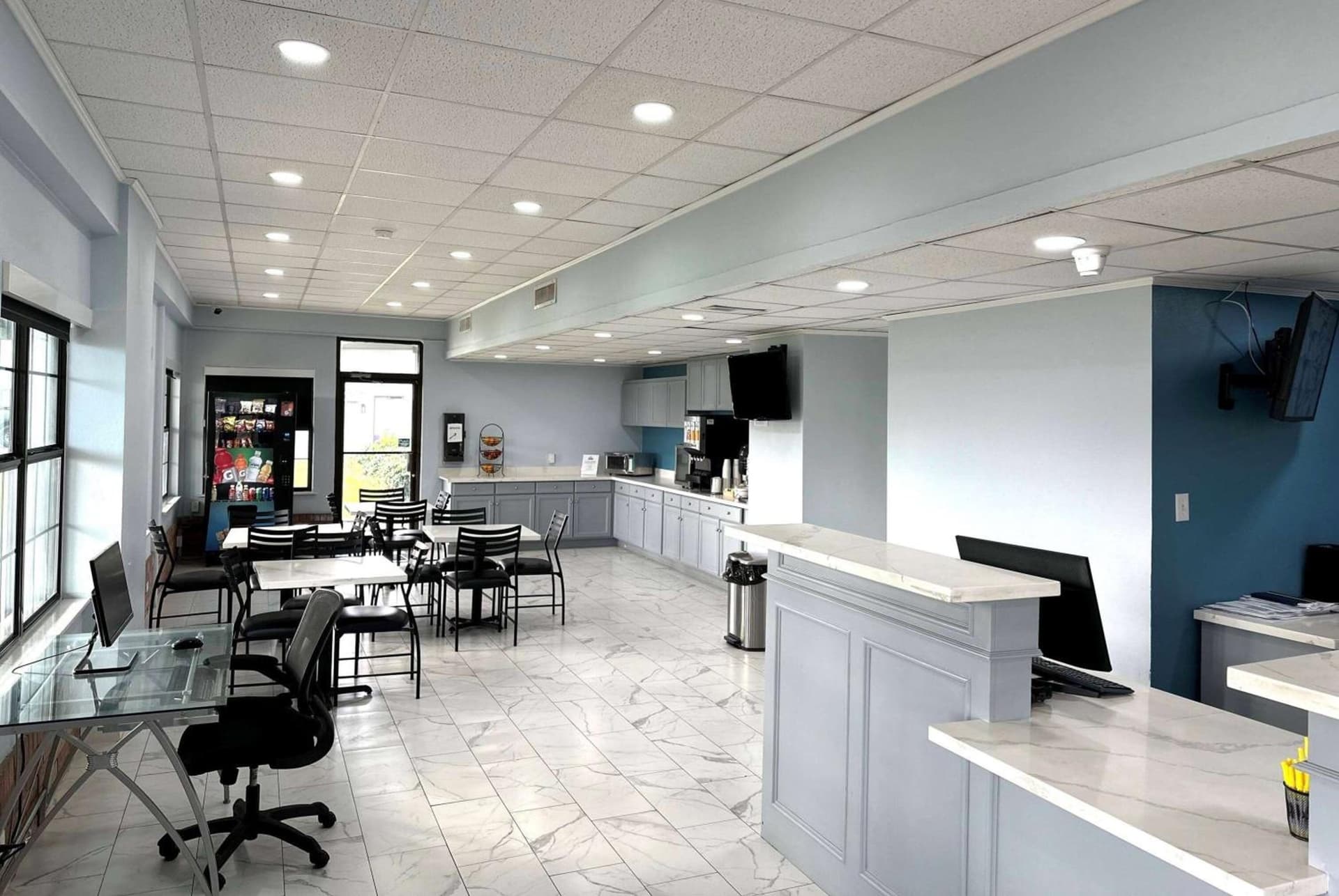 Days Inn by Wyndham Lake Charles interior in Lake Charles, LA — gallery photo 2