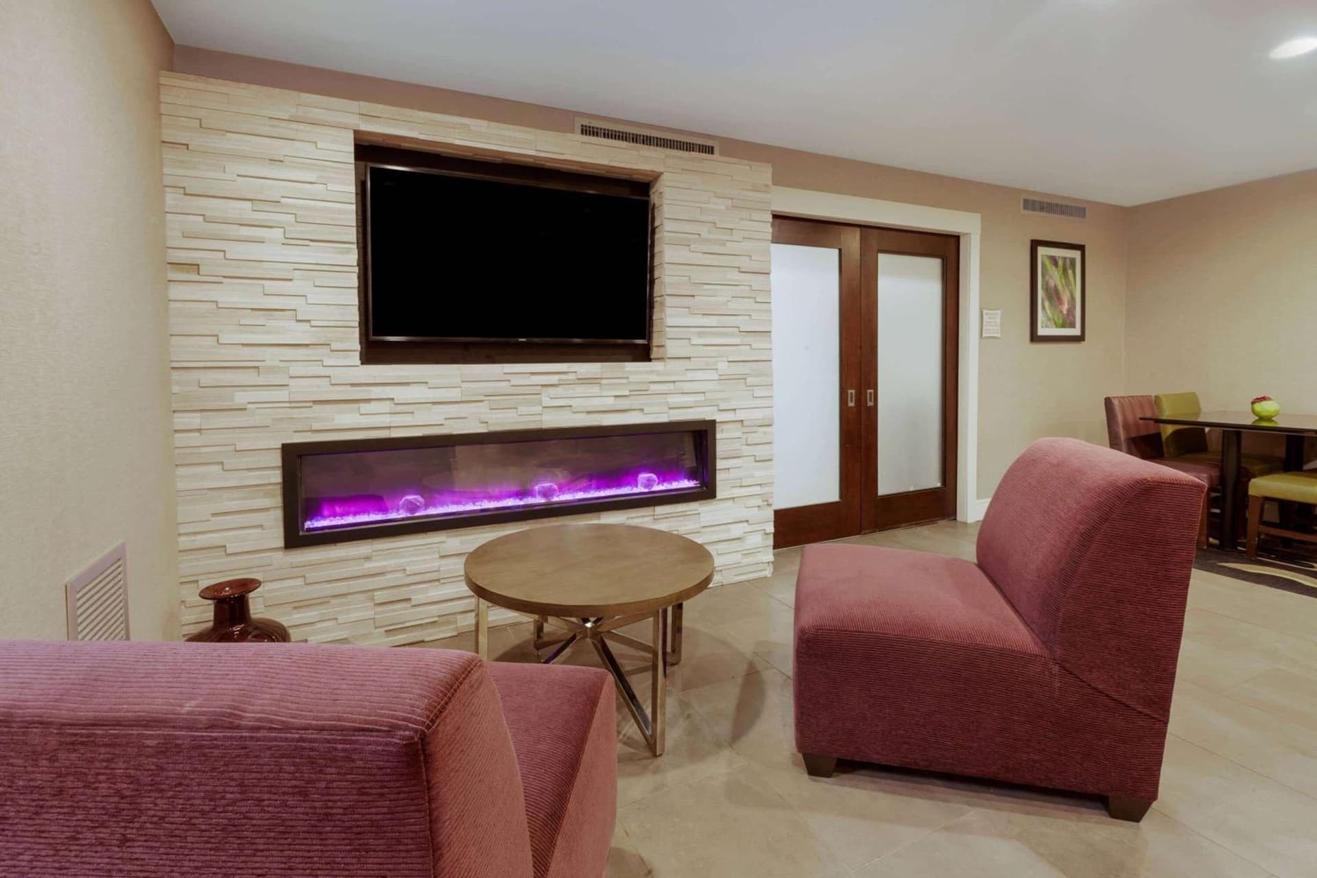 La Quinta by Wyndham Detroit Utica gallery photo in Utica, MI — image 5