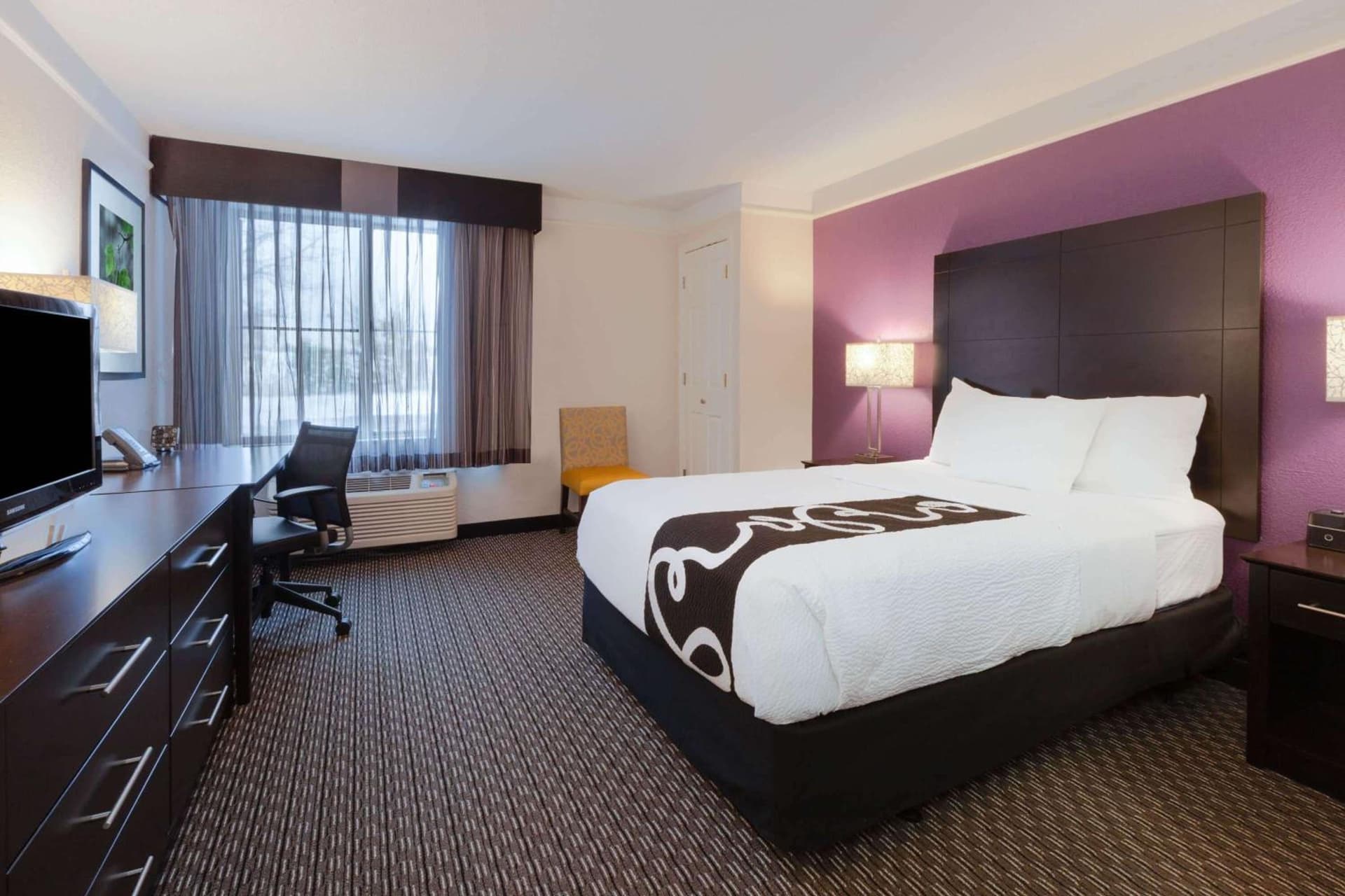 La Quinta by Wyndham Detroit Utica interior in Utica, MI — gallery photo 2