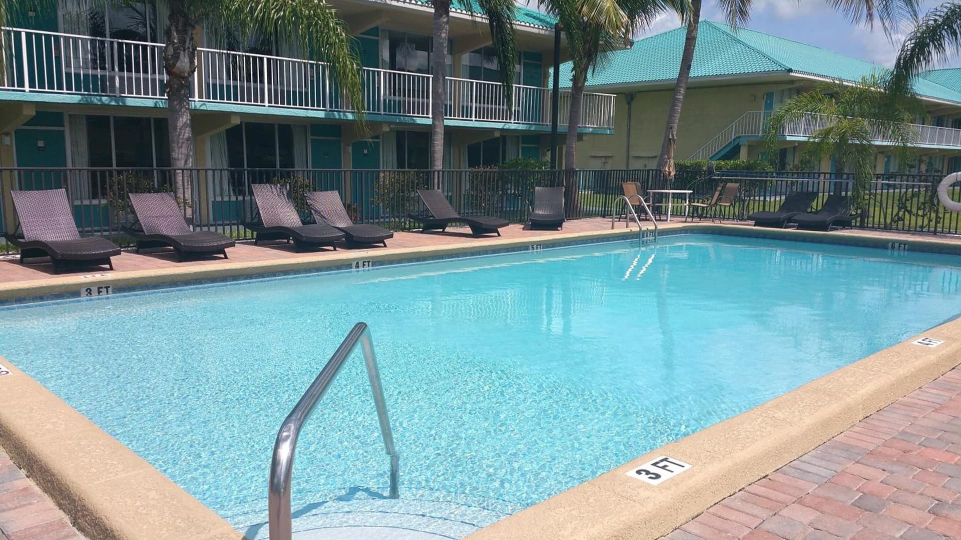 Days Inn & Suites by Wyndham Fort Pierce Midtown gallery photo in Fort Pierce, FL — image 6