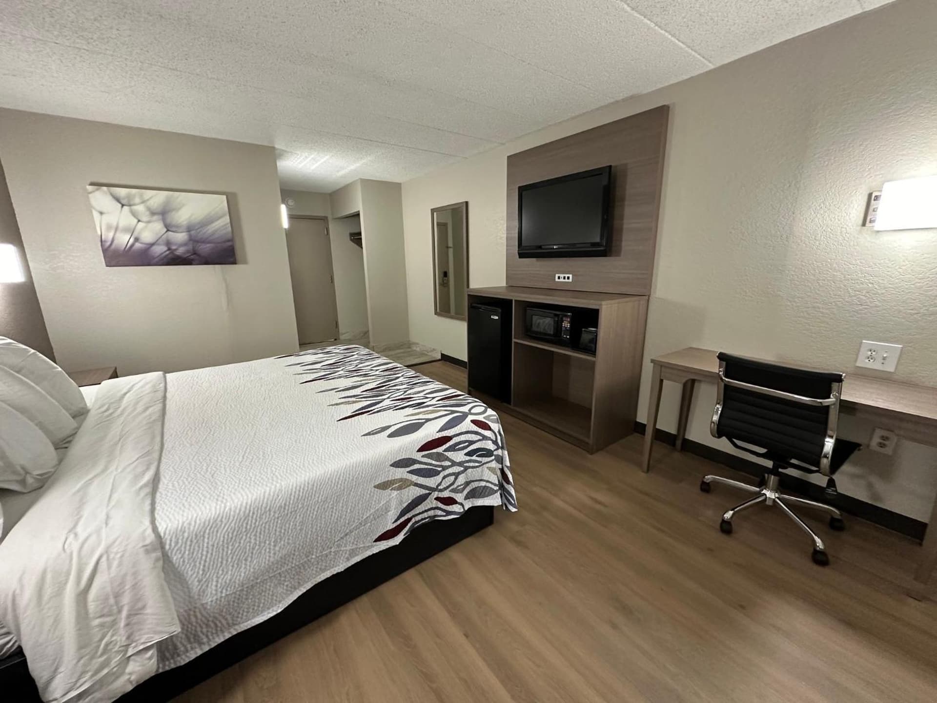 Red Roof Inn Richmond, VA - W Broad St gallery photo in Richmond, VA — image 7
