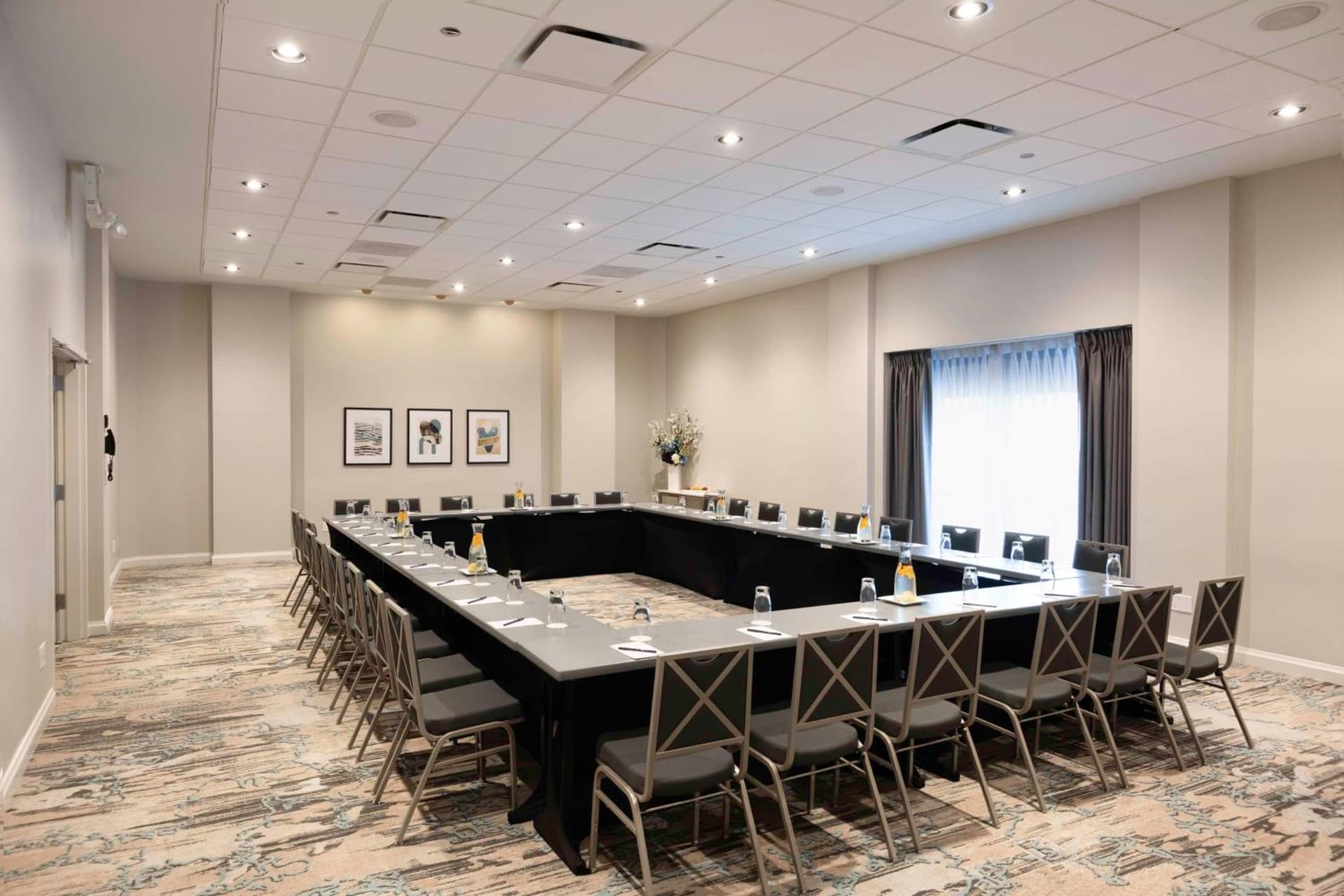 DoubleTree by Hilton Hotel and Conference Center Chicago North Shore gallery photo in Skokie, IL — image 12