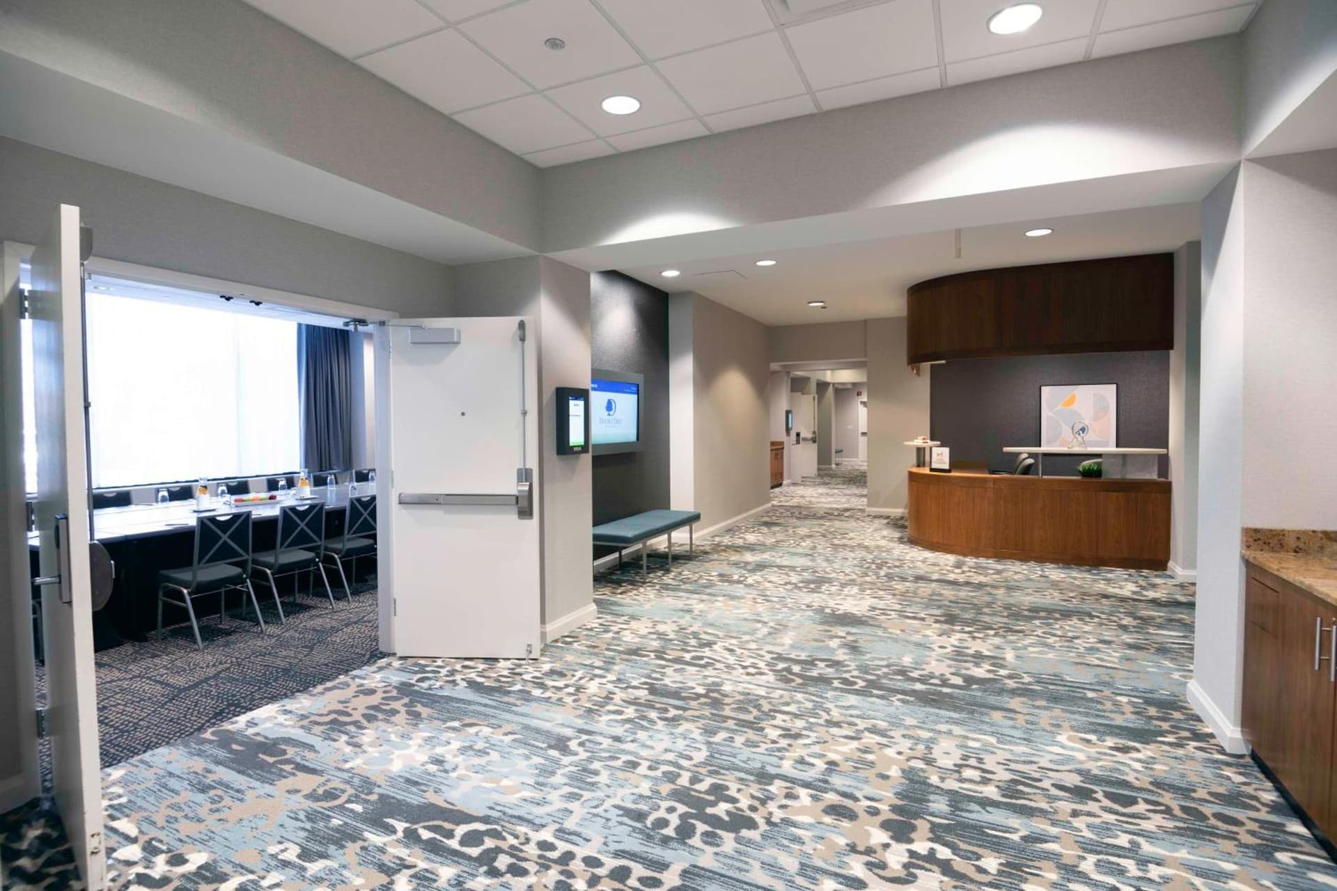 DoubleTree by Hilton Hotel and Conference Center Chicago North Shore gallery photo in Skokie, IL — image 8