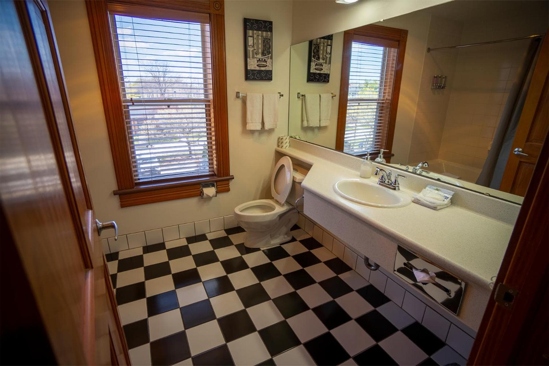 Nuks Executive Suites gallery photo in De Pere, WI — image 36