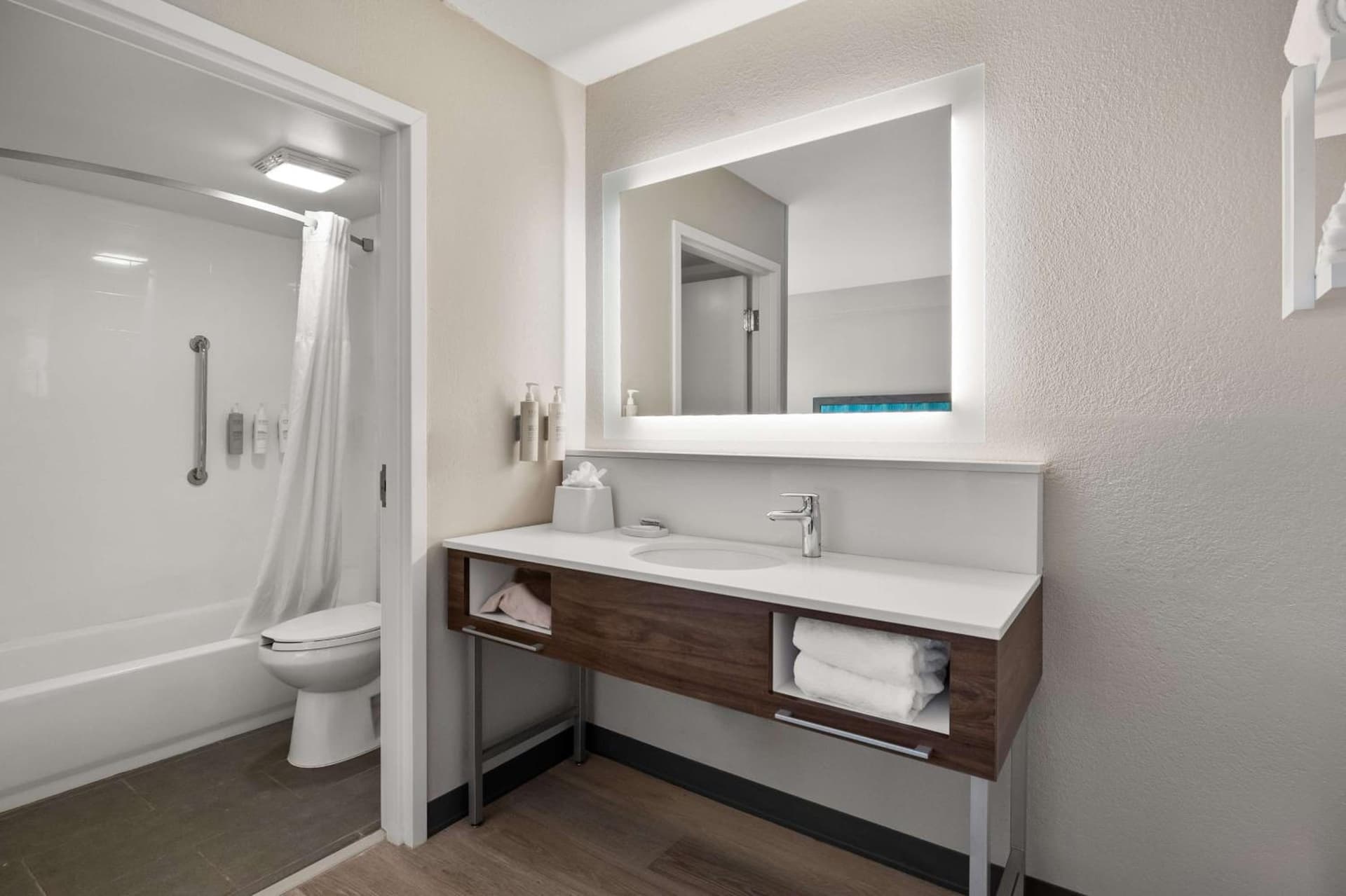 Hampton Inn & Suites Dallas Downtown property photo 27 of 33 in Dallas, Texas